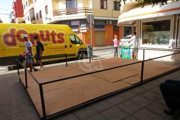 Operarios municipales desmontan la terraza ilegal de la calle de Alonso Quesada/TA.